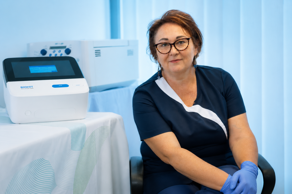 Asszisztensünk a BIOHIT GastroPanel leolvasókészülék mellett az Endomedix laboratóriumában