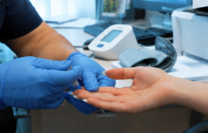 Ujjbegyből vett vérminta a GastroPanel vizsgálathoz